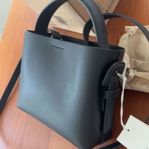 Arket väska  - Så fin väska från arket!! Använd 1 gång därför jättebra skick❤️Köp dirket 1000kr🔥Nypris 1350kr. Det är den lilla modellen!