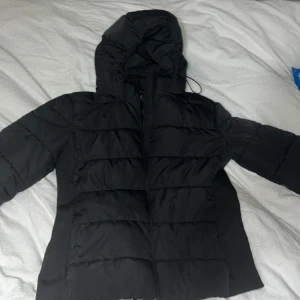 Vero Moda snygg vinterjacka  - Vinterjacka från Vero Moda i stl S. Köptes i mitten av November men säljs pga för lite användning på det. Har för många jackor😔 Den är i super skick med andra ord😁Den är snygg i form mässigt och skön🤭 Behov av mer bild hör av er❗️Pris kan diskuteras💅