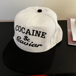 Keps - Keps från crooks&castle med texten ”cocaine & caviar”  Skick använd men har mer att ge! 