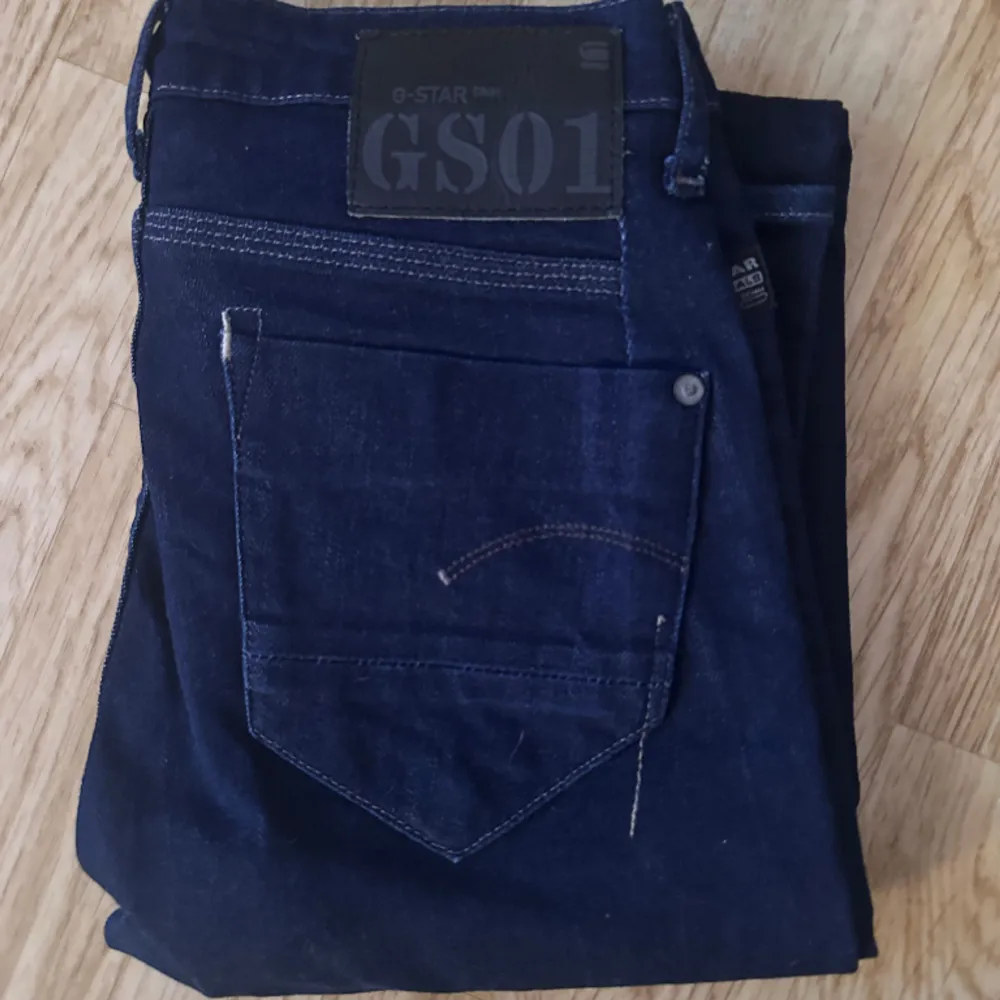 Säljer dessa jättefina lågmidjade G-Star jeans pga att dem inte passar mig längre. De är i jättebra skick och det är inga defekter på dem. Har bara testat dem!. Jeans & Byxor.
