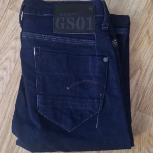 Lågmidjade G-Star jeans - Säljer dessa jättefina lågmidjade G-Star jeans pga att dem inte passar mig längre. De är i jättebra skick och det är inga defekter på dem. Har bara testat dem!