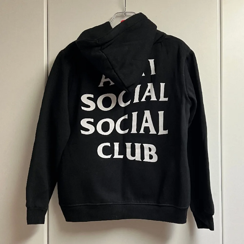 EJ ÄKTA Anti-social-social-club hoodie köpt från marknad i Hong Kong 🌇Tjockt material med fleece inuti så supermysig och perfekt till det kallare vädret nu 🌚 Gott skick!. Hoodies.
