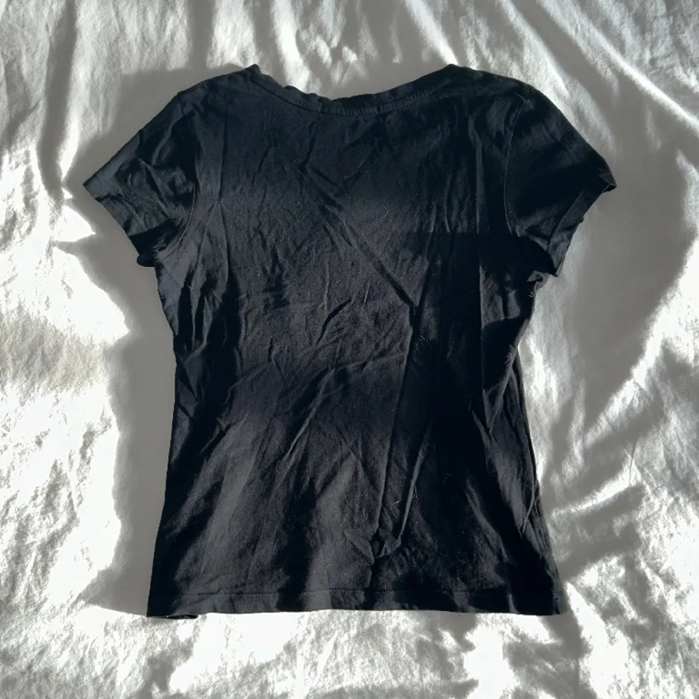 Säljer min Calvin Klein t-shirt i strl XS. Behövs strykas då den legat i garderoben ett bra tag, men annars i bra skick. Tryck gärna på köp nu.💕. T-shirts.