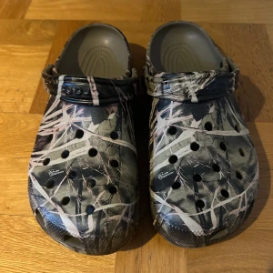 Realtree camo crocs  - Säljer dessa feta realtree v.2 crocs. Nytt skick och riktigt sköna