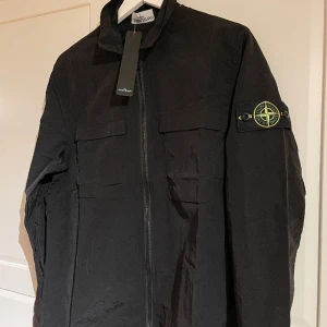 Stone Island Jacka - Säljer denna jacka för ett bra pris. Endast testad och den är lite liten i storleken. Skulle säga en stor S men en liten M. Kom privat för frågor!