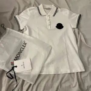Authentic Moncler Piké, Maglia polo manica c. Conditon 10/10 All original Tags and Dust bag, person on the picture is 174cm tall
