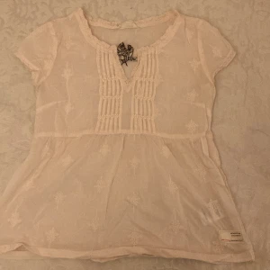 Super söt odd Molly blus 🌸 - Det står ingen storlek i plagget men skulle säga att det passar någon som har s eller xs 👍🏼💗