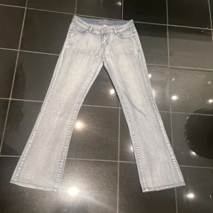 Ljusblåa jeans - Skitsnygga low waist ljusblå jeans som tyvärr inte kommer till användning. Passar mig som vanligtvis har strl 36 och är 172 lång❤️❤️