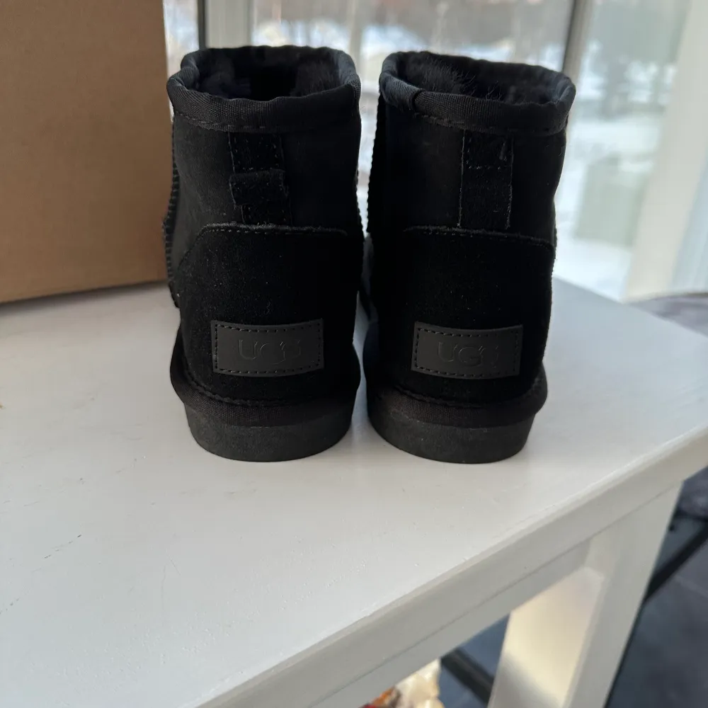 Säljer ett par nya svarta ugg’s som var lite för stora. Köptes av min mamma och skorna fick jag i julklapp🫶💕 köpta för 2300kr. Skor.