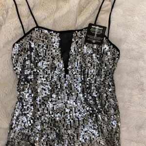 Glitter fest topp Rebecca Stella  - Nyskick, alla prislappar kvar. Från Nelly med Rebecca Stellas kollektion. Storlek 36, nypris 399kr.