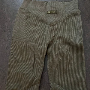 Bo & Tee Tights  - Säljer dem här snygga Bo & Tee tightsen i small. Med srunch och sömmar som formar/framhäver rumpan snyggt. Använda 2 gånger. Köpta för ca 650 kr med frakten. 