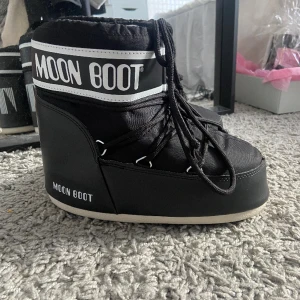 Moon boots - Säljer mina fina moon boots då det inte kommit till användning. Köptes i november för 1900kr och skicket är som nytt. Bara att höra av sig för fler bilder eller frågor!💕💕 Priset kan diskuteras!