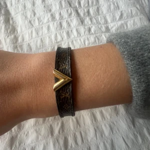 Louis Vuitton armband  - Säljer detta super snygga armbandet från Louis Vuitton🥰 har använt det mycket därav lite slitet på framför allt insidan (sista bilden) annars fint skick🥰dustbag & box medföljer💞