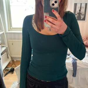 Grön tröja från bikbok  - En trendig baströja från bikbok, dock är lappen avklippt men den är köpt på bikbok💚