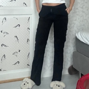 Skitsnygga långa byxor - Jättecoola lågmidjade cargobyxor som passar bra för mig som är ca 180cm.😻🙌🏻 Aldrig använda från Madlady 