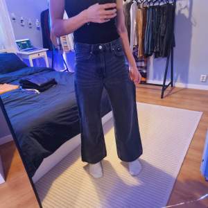 Loose bootcut jeans i storlek 29/32 från H&M
