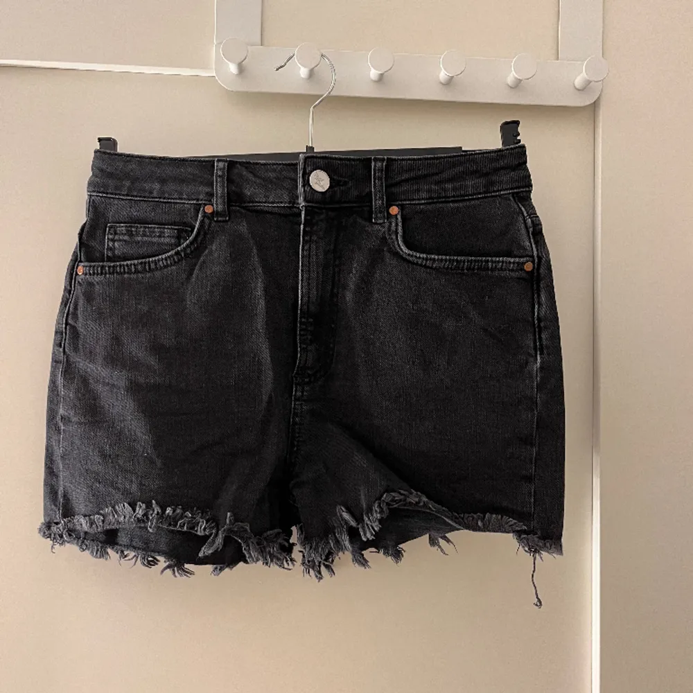 Svarta jeansshorts från BikBok. Använda ett fåtal ggr. Strl S✨. Shorts.