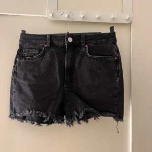Jeansshorts - Svarta jeansshorts från BikBok. Använda ett fåtal ggr. Strl S✨
