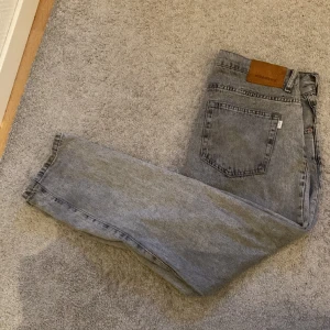 Trendiga woodbird jeans - Sparsamt använda jeans utan tecken på användning. köpta i butik för 900, mitt pris 450! säljes pga för stora och inte min stil längre. hör av er vid minsta lilla fundering! 