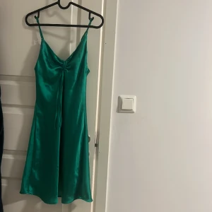 Satinklänning grön - Jättebekväm, fin mörkgrön färg, lite slitet och har en liten fläck (se bilder)