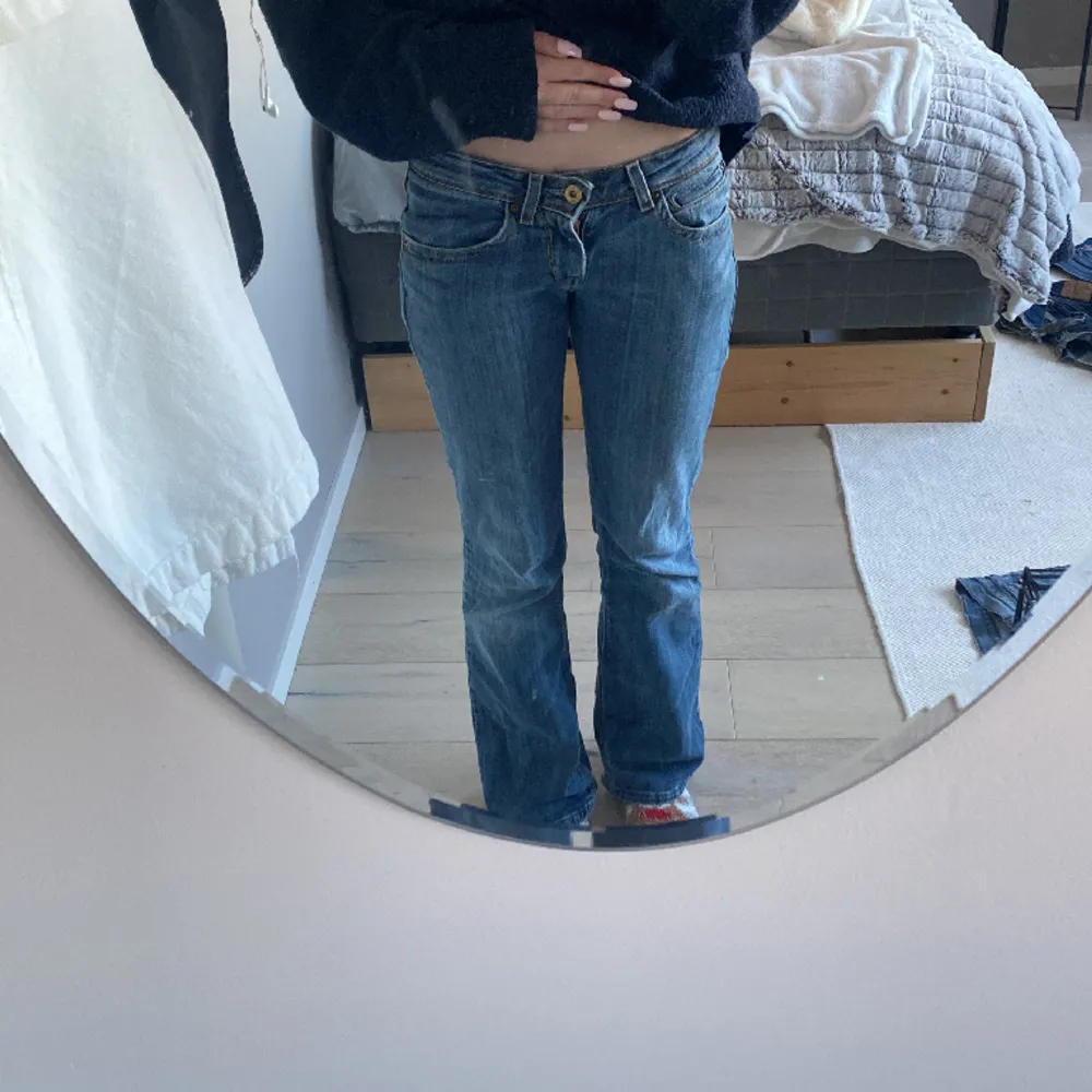 As snygga Lågmidjade jeans som jag älskar men börjar bli försmå för mig😭dem är väl använda men i bra skick köpte dem i Paris för ett par år sedan🥰inga skador bara lite slitna i slutet, storlek skulle jag säga ungefär xs/s 34/36 dem är från Levis!. Jeans & Byxor.
