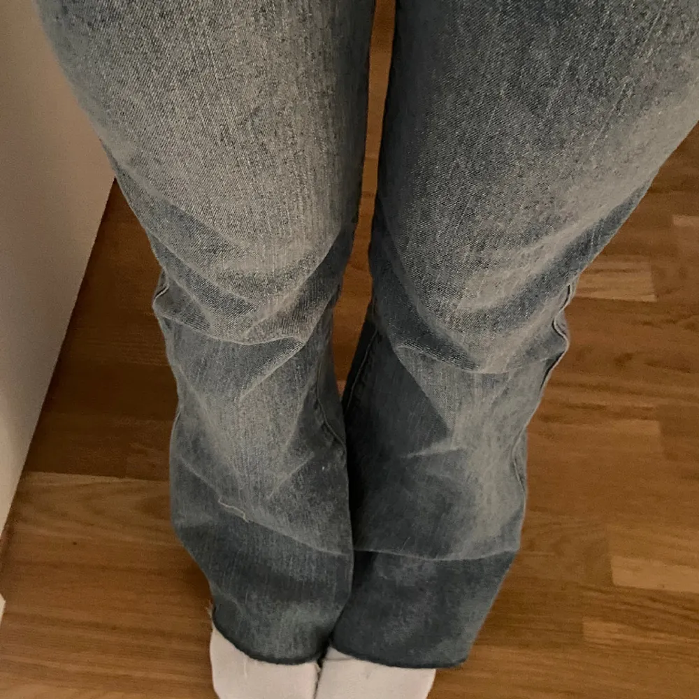 Säljer dessa lågmidjade bootcut jeansen:) De är blå/grå i färgen (syns bäst på sista bilden)! Innerbenslängden är 75cm och midjemåttet är 37cm!. Jeans & Byxor.