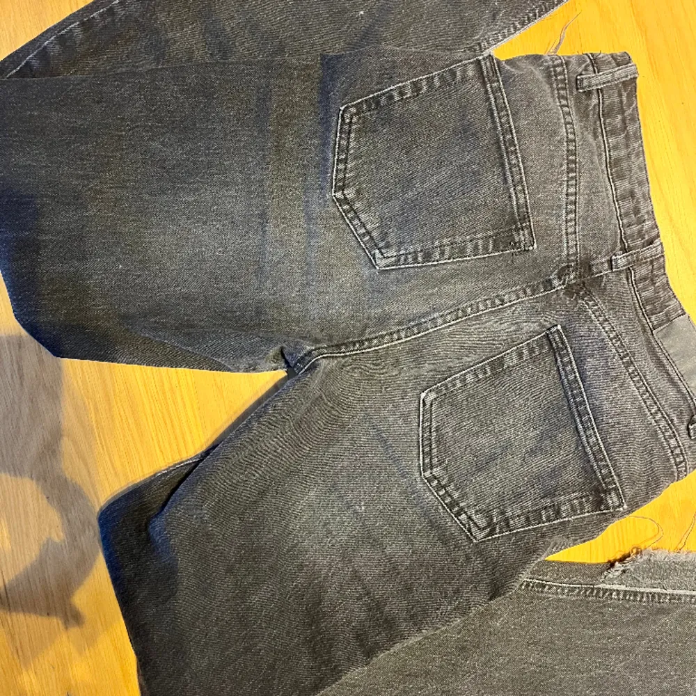 jeans från stradivarius i fint skick! säljer då dom är lite små på mig 💕 stl 34, midjemått 33 cm rakt över, innerbenslängd 78 cm!  kontakta om du har fler frågor, annars bara att trycka på köp nu! 🥰. Jeans & Byxor.