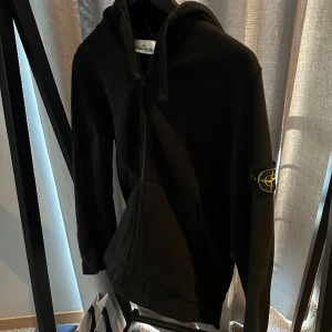 Stone island zip hoodie  - Kvalite: 8av10. Ny pris: 3200 sek. Mitt pris: 1299 sek. 