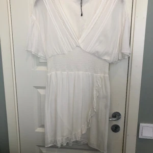 Vit klänning - Jättefin sommarklänning, oanvänd och i fint skick:) Säljer pga att den är för liten, stl. L men passar även M 💞
