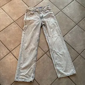 Jeans från hm, använda men i bra skick💗midjemått: 34-35cm, innerbenslängd: 75-76cm💗