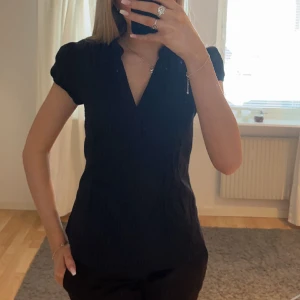 Blus  - Svart blus i stretchiga skjort material från hm. Ger en fin figur!! 99 kr plus frakt💘💘storlek 40 men liten i storleken ,32-38 skulle jag säga