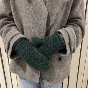 Handstickade vantar i 100% ull i färgen grön från vårt UF företag💚finns i storlek XS/S eller M/L. Köpare står för frakten 💙