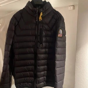 Parajumper Jacka  - Säljer min parajumper jacka i storlek M skick 8/10 vid intresse dma mig