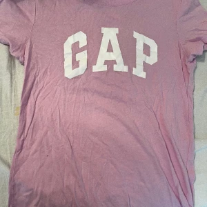 Gap T-shirt  - Fin knappt använd gap T-shirt 