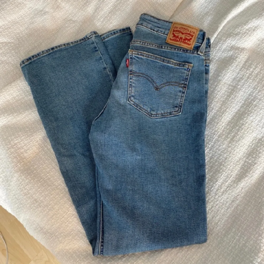 Levis jeans i ny skick använt två gånger men är för stora därför dom säljs!! Midjemått 37 cm och innerbenslängd 77 cm! Modellen är ”superlow boot” w: 29.  600kr plus frakt  Jeansen är bootcut och lågmidjade.. Jeans & Byxor.