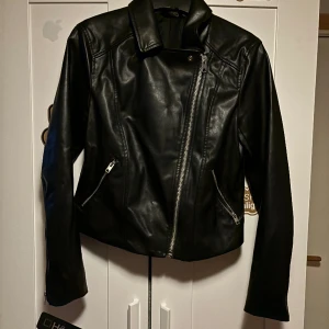 En skinnjacka  - Bra kvalite, nästan aldrig använd