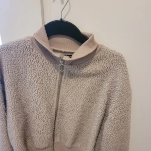 Midjekort! - Snygg tröjjacka från Bikbok.