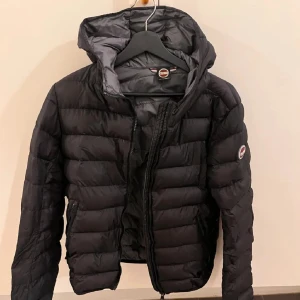 Colmar jacka - Säljer denna as snygga jackan, väldigt bra skick, fler bilder finns!💕 priset kan diskuteras 