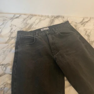 ZARA JEANS - Grå/svarta zara jeans, rätt så raka i modellen. Använda 2 gånger ( se sista bild för defekterna- annars i jättebra skick )  Storlek 42 men skulle säga att dom sitter mer som en 38/40. Långa på mig som är 1,66cm. Köparen står för frakten💗