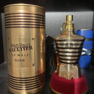 Jean Paul Gaultier 'Le Male' Elixir är en parfym i en elegant guld- och svartfärgad flaska formad som en manlig torso. Parfymen kommer i en matchande guld- och svartfärgad metallförpackning. Flaskan har en kapacitet på 125 ml (4.2 FL OZ) och är tillverkad i Frankrike.