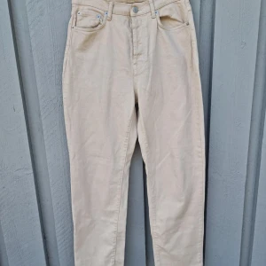 Högmidjade jeans - NA-KD   Högmidjade momjeans modell  raka modell, stl M, lite små obehandlade fläckar bak vid rumpan annars inget att anmärka! Där av pris!