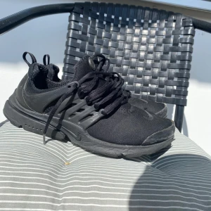 Nike Air presto - Säljer ett par Nike air presto som är i ett ganska bra skick förutom den vänstra som har lite repor men det sins inte vid användning.