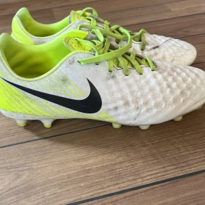 Fotbollsskor - De är använda,men hela.  De är lite smutsiga. 