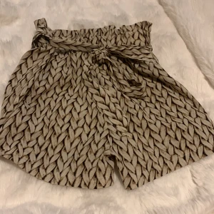 Fina mönstrade shorts - Fina silkesmönstrade shorts sköna och ha på sommaren