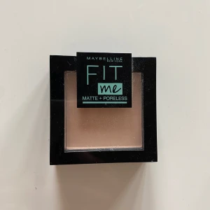 Fit me puder 104 Soft ivory - Testad några gånger men passade inte min hud 💗 Svampen är oanvänd. Kostar 100 säljer för 55 