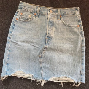 Jeanskjol  - Skitsnygg kjol från Levis🤍 säljer då jag har en exakt likadan🤍