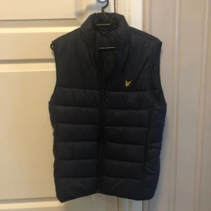 Lyle & Scott väst mörkblå - Jag säljer nu min riktigt snygg Lyle n Scott väst som jag tyvärr växt ur 🔥 Den är i mycket fint skick inga defekter precis som ny 👌 Har du några funderingar är de bara att höra av sig 🙌
