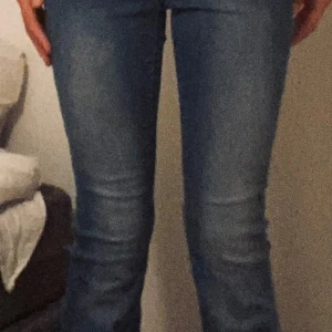 bootcut jeans - super fina bootcut jeans helt oänvända midwaist. köpt för 400kr säljs för 250kr pris kan diskuteras. 