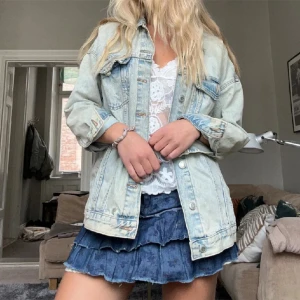 Jeansjacka  - Jättesnygg jeansjacka köpt på plick men passa tyvärr inte mig. Mkt bra skick, oversized 🥰🥰