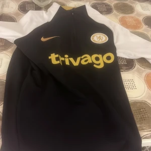 Chelsea traksuit - En helt ny Chelsea traksuit som jag aldrig har använt för storleken 10/10 skick har tagg och allt man kan önska säg helt ny man kan få byxorna med för endast 250 mer😃